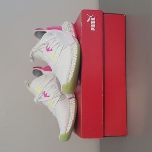 Womans Puma Sneakers.